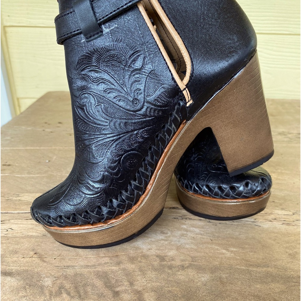 Huaraches-Soft tooled leather, very lightweight, comfortable, generous size 8.